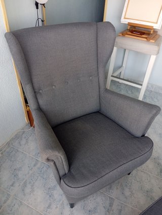 Sillón orejero gris Ikea y reposapiés