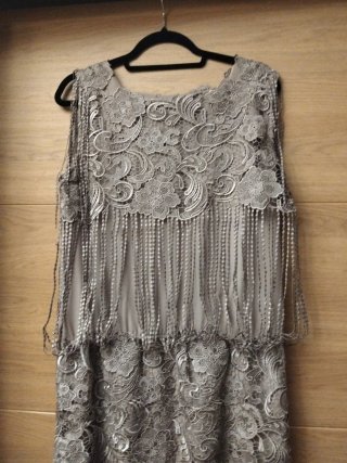Vestido de fiesta beige con flecos