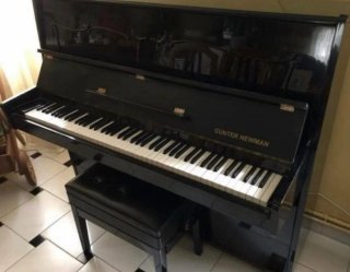 Piano de pared negro