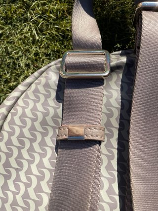Mochila pequeña beige y gris