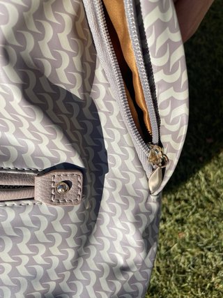 Mochila pequeña beige y gris