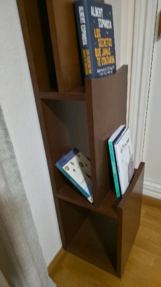 Librería de madera de nogal