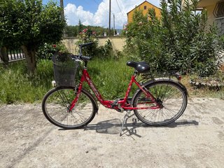 Bicicleta de paseo roja con cesta