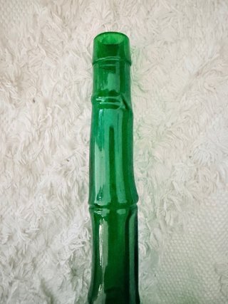 Vaso di fiori in vetro verde
