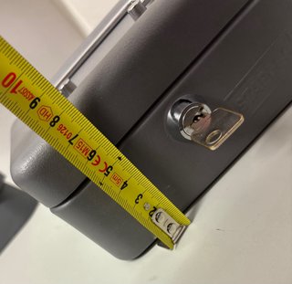 Caja de caudales metálica con bandeja
