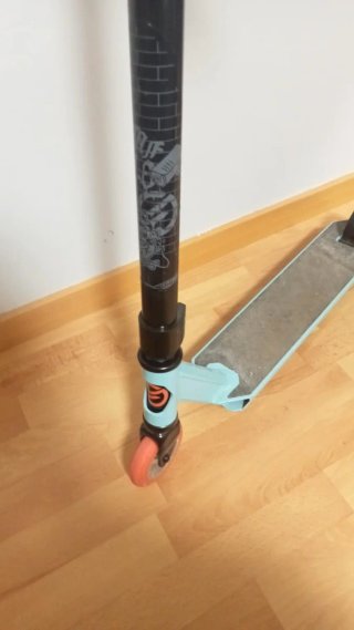 Patinete azul y naranja