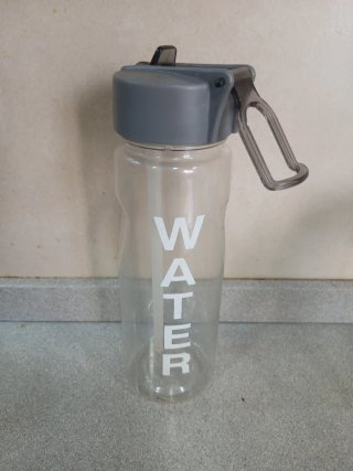 Botella de agua con pajita
