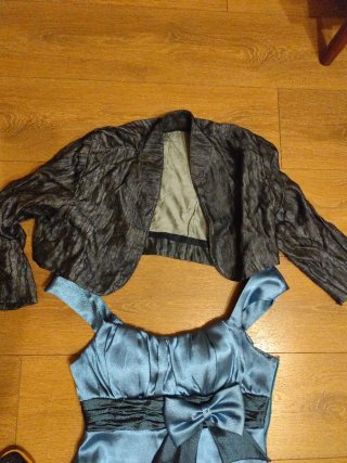 Vestido de fiesta azul y gris con chaqueta