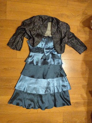 Vestido de fiesta azul y gris con chaqueta