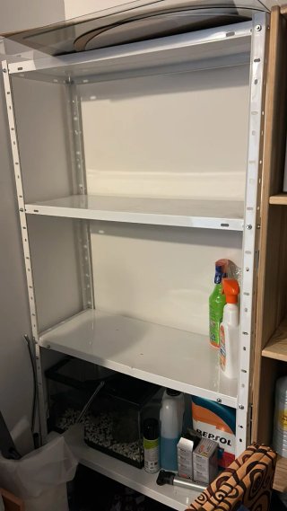 Estantería metálica gris y blanca
