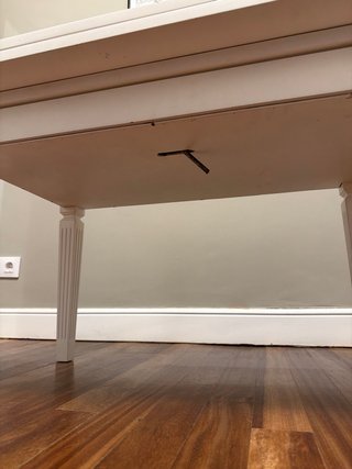Mesa auxiliar blanca de madera
