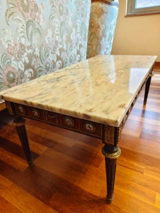 Tresillo y mesa: sofá, 2 butacas, mesa. Como nuevo