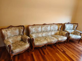 Tresillo y mesa: sofá, 2 butacas, mesa. Como nuevo