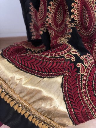 Caftán Negro y Dorado omaní