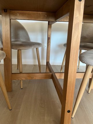 Mesa redonda de comedor de madera