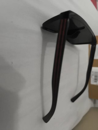 Gafas de sol negras con detalles dorados