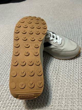 Zapatillas Victoria Beige y Negro