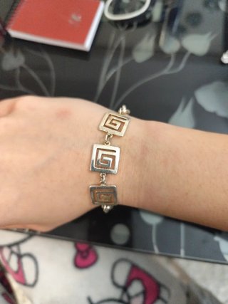 Pulsera plateada con diseño de espiral