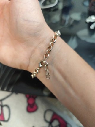 Pulsera plateada con diseño de espiral