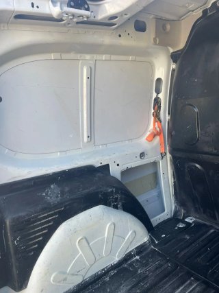 Renault Kangoo compact 2015 con puerta trasera sup