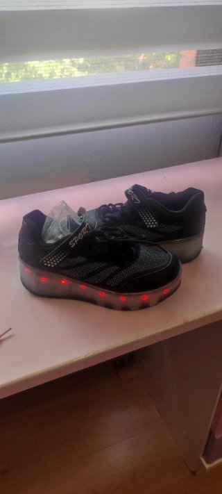 Zapatillas con ruedas y luces LED