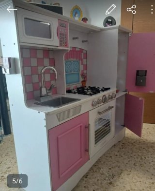 Cocinita de juguete rosa