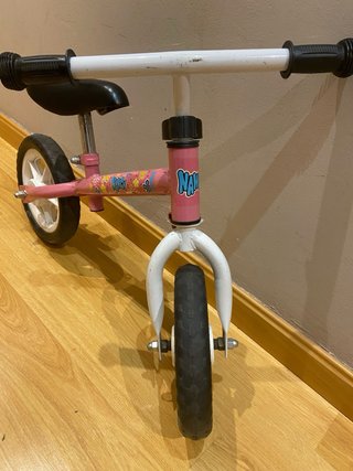 Bicicleta de equilibrio rosa
