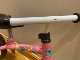 Bicicleta de equilibrio rosa