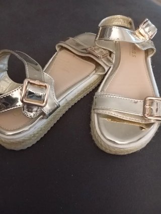 Sandalias doradas planas
