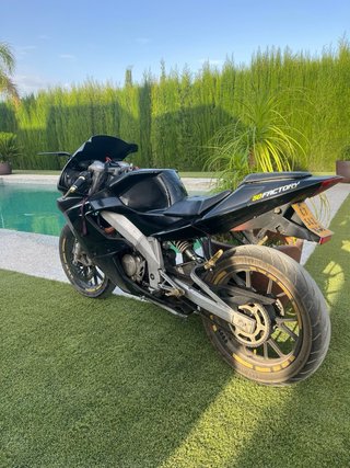 Derbi GPR 50 Negra y Dorada