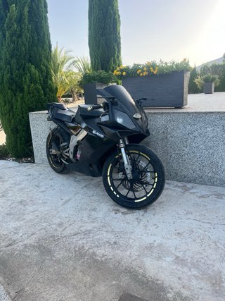 Derbi GPR 50 Negra y Dorada