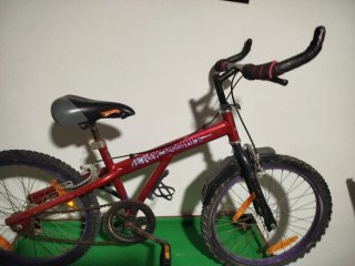 Bicicleta infantil roja Hot Wheels