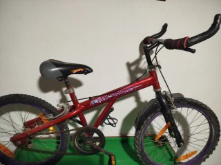 Bicicleta infantil roja Hot Wheels