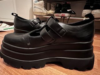 Zapatos negros de plataforma con hebillas. Koi.