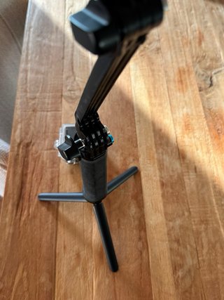 GoPro Hero 4 con trípode y casco