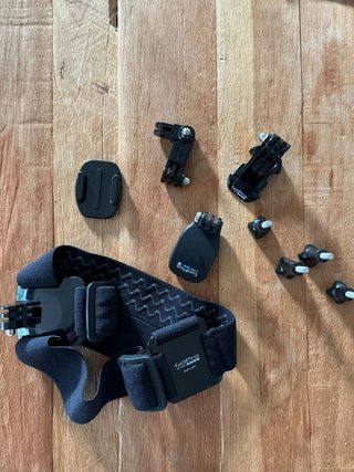 GoPro Hero 4 con trípode y casco