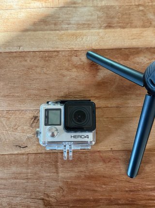 GoPro Hero 4 con trípode y casco
