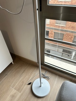 Lámpara de pie blanca y dorada