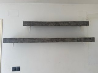 Dos Estanterías flotantes de metal y piedra
