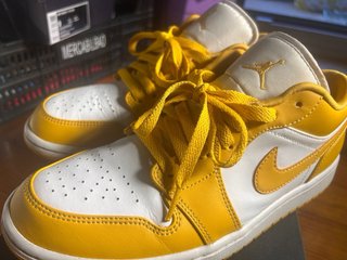 Jordan 1 Retro Low Amarillo Blanco