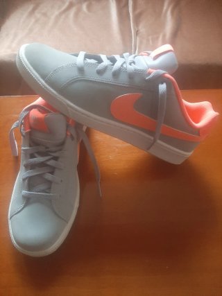 Zapatillas Nike Grises y Naranjas