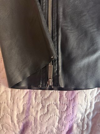 Falda de polipiel negra con cremallera