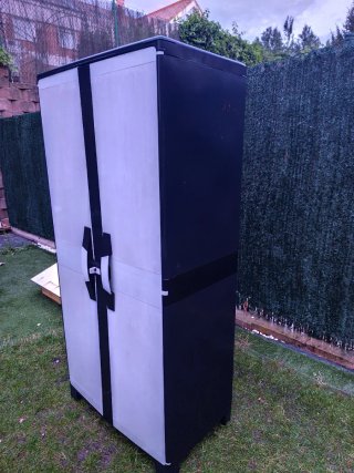 Armario exterior plástico gris y negro