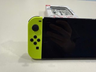 Nintendo Switch OLED Bianco/Giallo