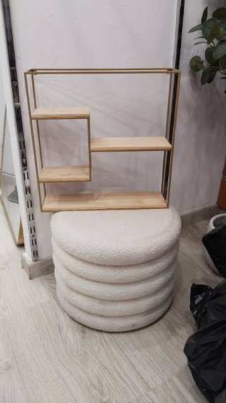 Mini estantería de madera marco dorado.