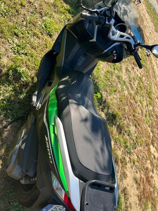 Kawasaki j300 Maxi Scooter Negra y Verde
