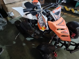 Quad gasolina naranja y blanco
