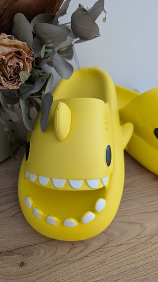 Sandalias Tiburón Bebé Amarillas