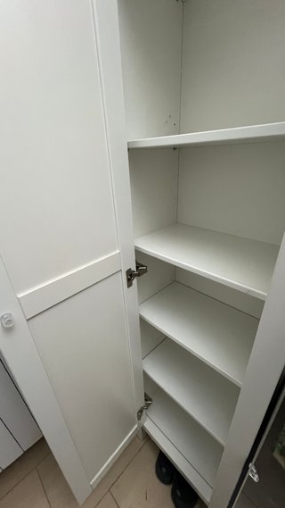 Columna de baño de madera y cristal.