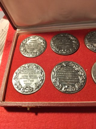 Estuche 10 medallas bustos diferentes